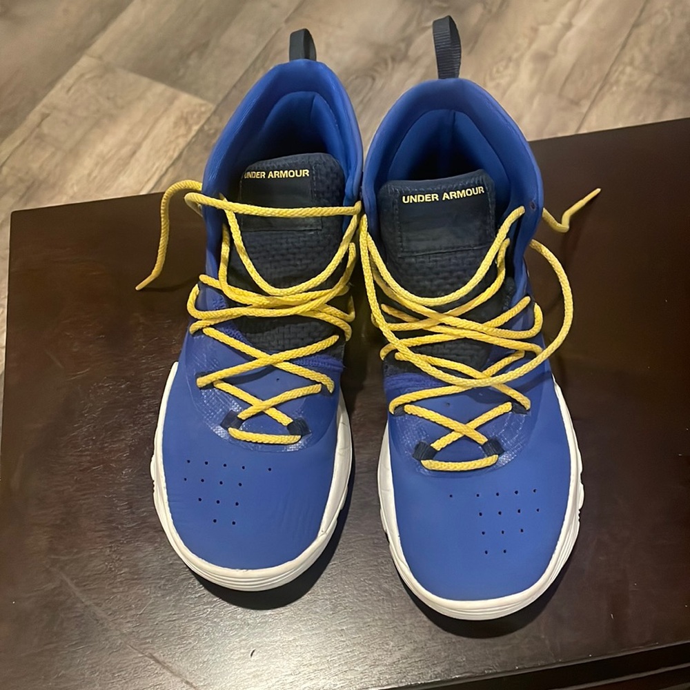 Youth Under Armour Steph Curry Basketball Shoes size 6Y